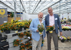 Jürgen von den Driesch en Jeroen de Kuijer van Brandkamp presenteren hun nieuwe Tropic Lantana variëteiten. Von den Driesch heeft de Tropic Lantana Dragonfruit (drank/pink creme) vast en Kuijer heeft de Tropic Lantana Pepper (rood).